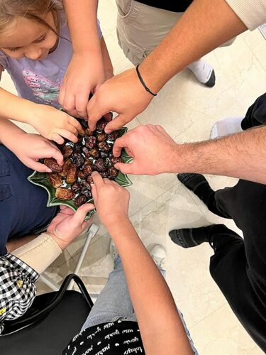 People breaking ramadan fast with dates, https://commons.wikimedia.org/wiki/File:Breaking_fast_with_dates.jpg